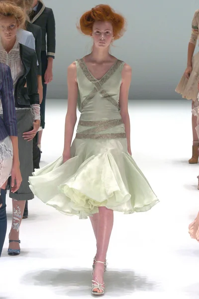 Look 16